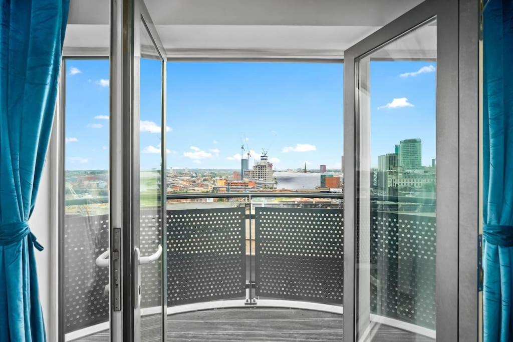 Top Floor City Centre Apartment - Sleeps 7 - 4 Beds - With Balcony And Parking - Smart Tv'S On Each Bedroom Wall - 5 Mins From Bullring, Selfridges, Moor Street Station - By Zena Stays Birmingham Extérieur photo